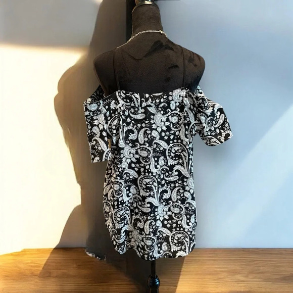 Express Paisley Cold Shoulders Top Short Sleeves Black White Sz Med Button Front - Picture 5 of 8